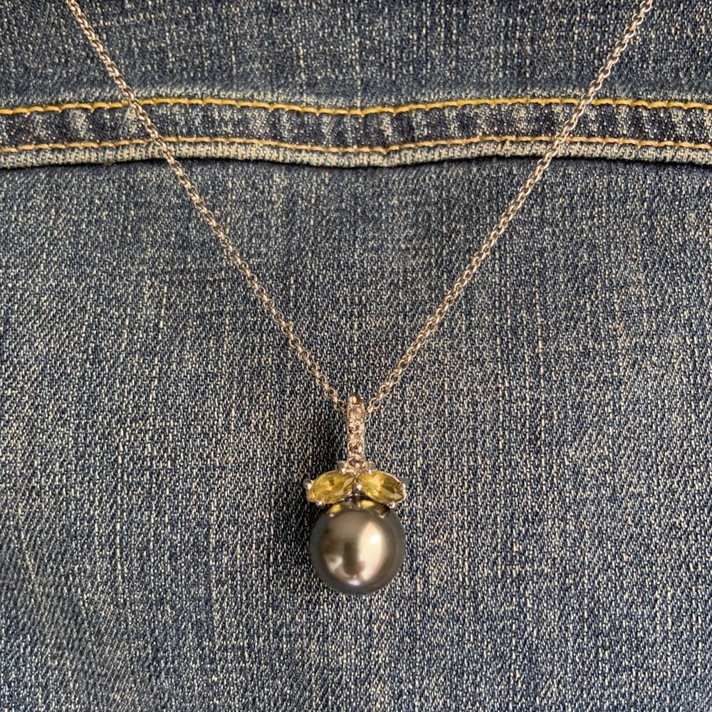 Monet Black Pearl Rhinestone & Peridot Pendant on Silver Box Chain Necklace